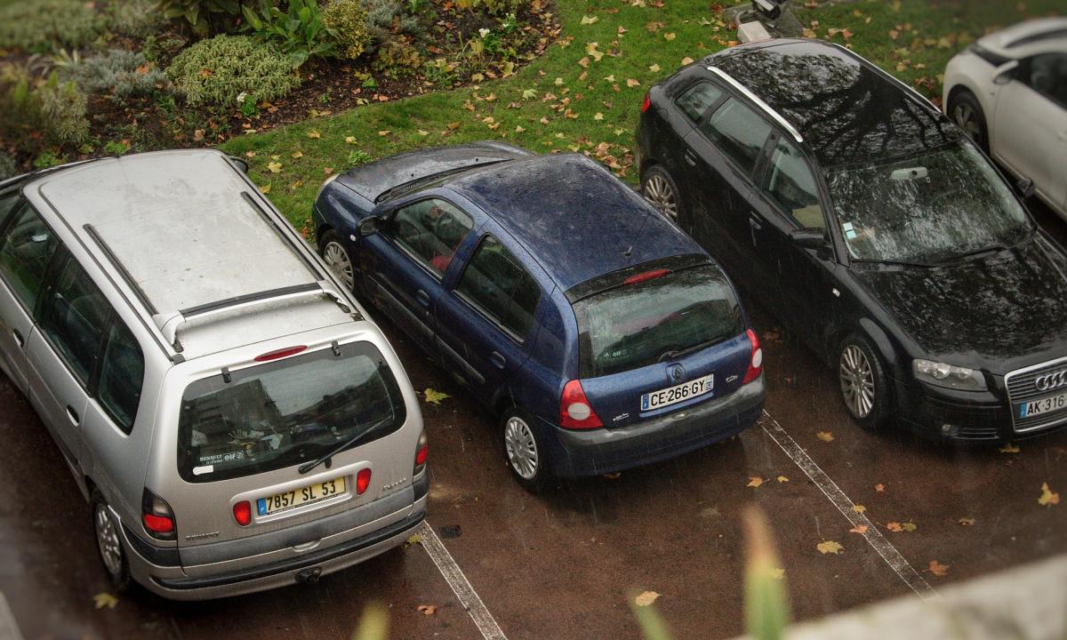 Ar galima išvežti kito žmogaus paliktą automobilį iš daugiabučio kiemo? Nedaugelis žmonių žino, kur kreiptis