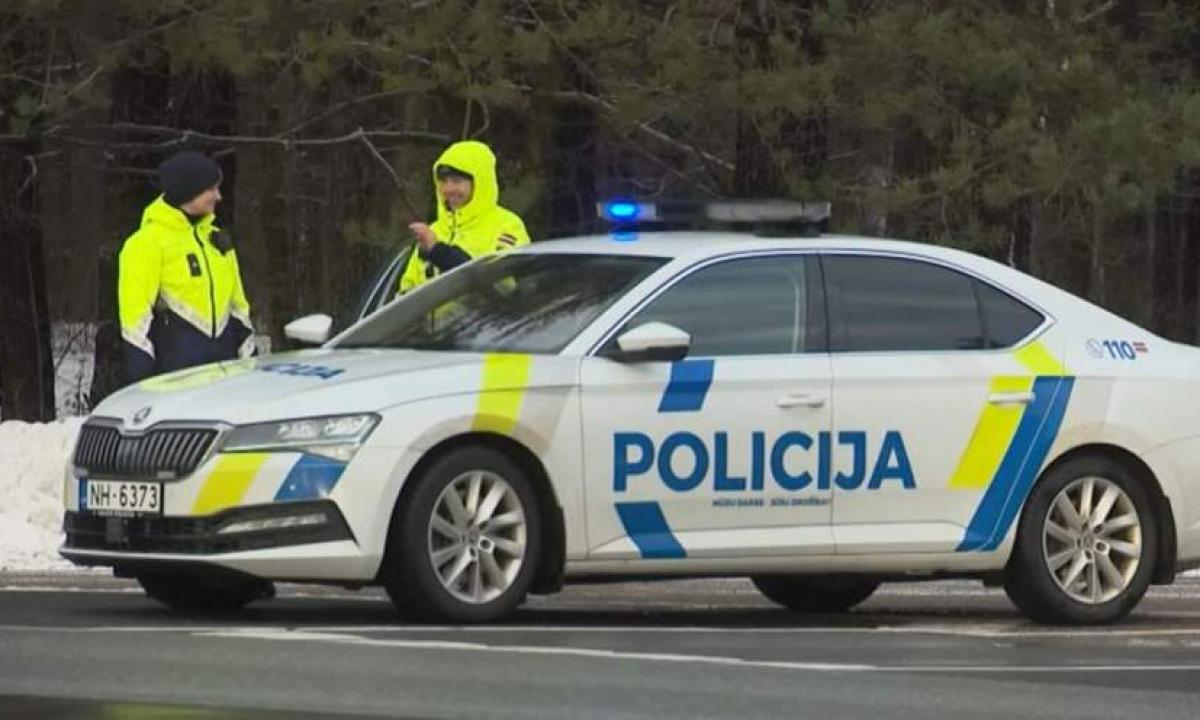 „Važiavau greitkeliu, mane sustabdė pareigūnas ir pareikalavo duoti savo telefoną“: tada viskas ir prasidėjo