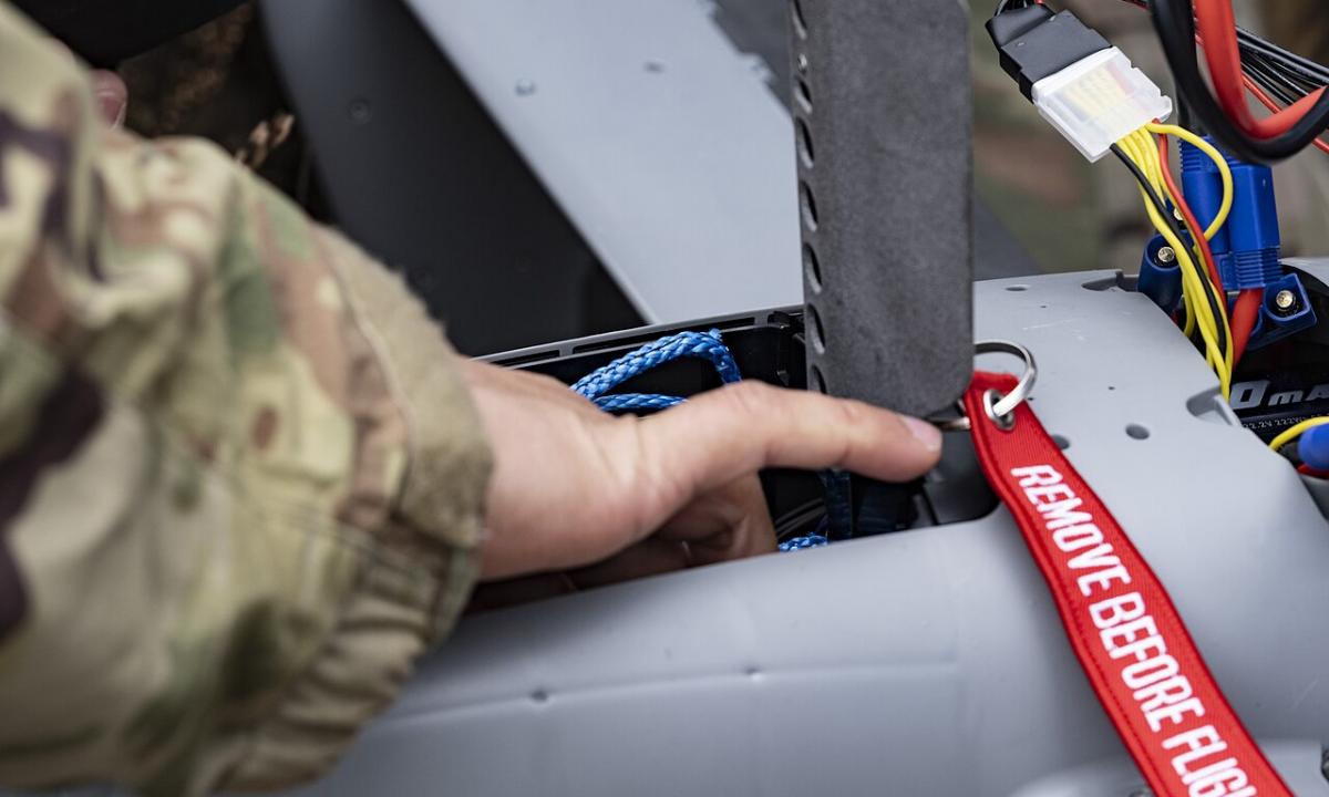 Rusijos uostas degas, bet kas čia šalia jo? (Foto)