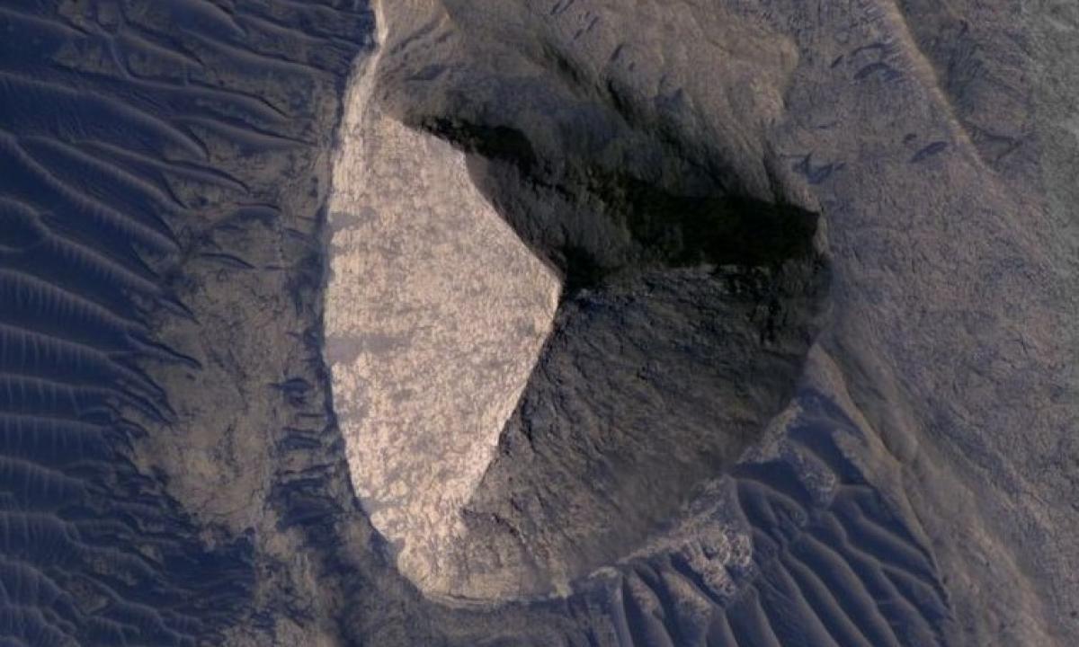 Paslaptingas darinys Marse. Jis atrodo kaip Egipto piramidė