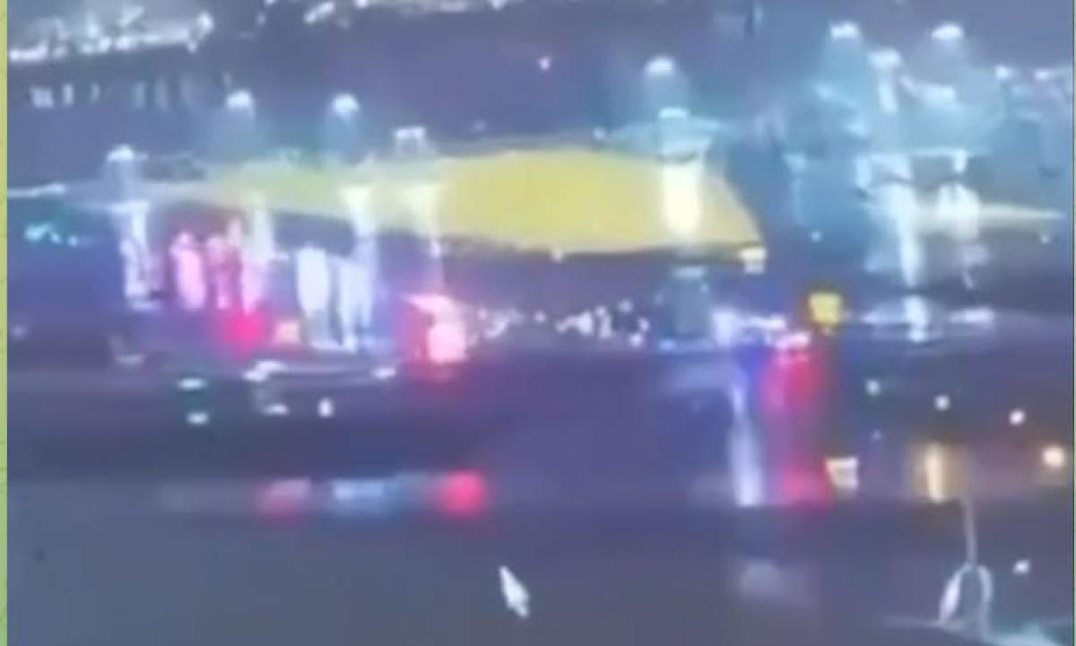 Siaubo akimirkos Niujorko oro uoste: kraupus vaizdo įrašas, kaip lėktuvas taranuoja ugniagesių gelbėtojų automobilį