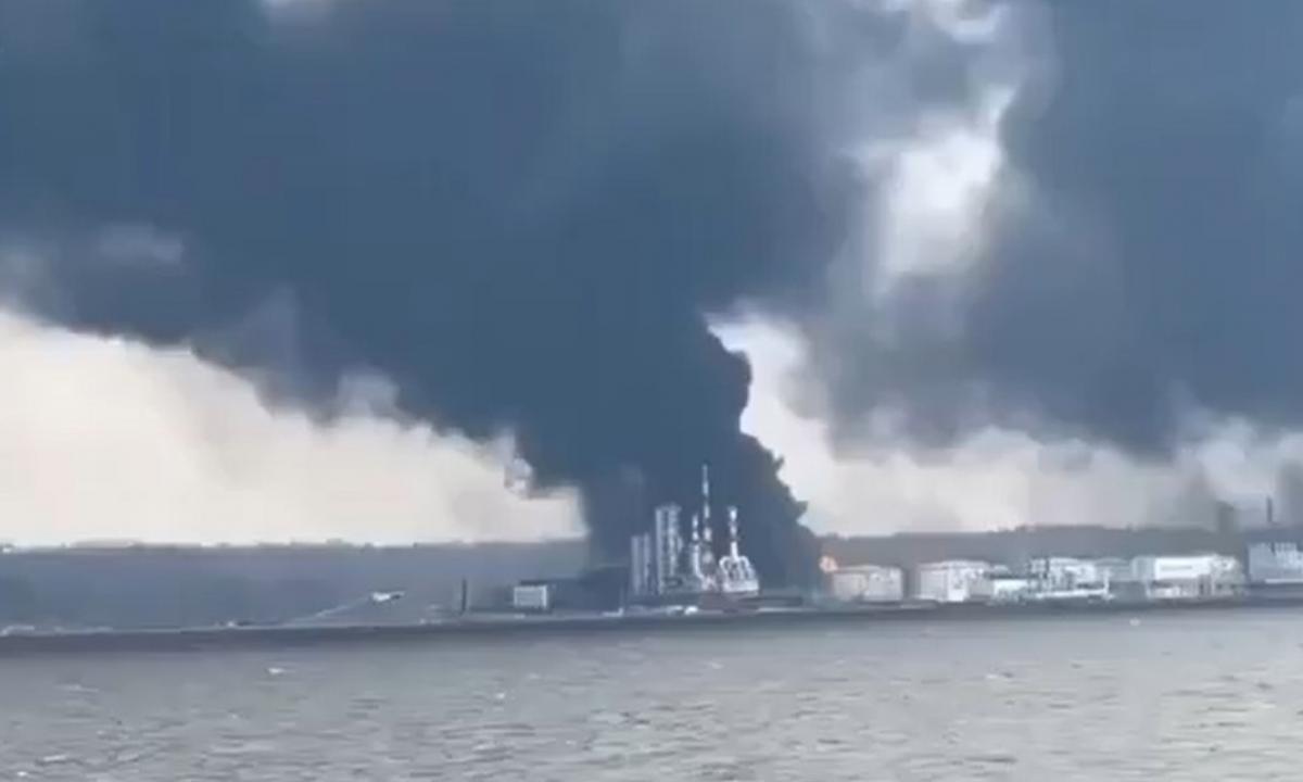 Vis dar dega! Kroviniai: sustabdyti. Pelnas iš naftos virto dūmais (Foto, Video)