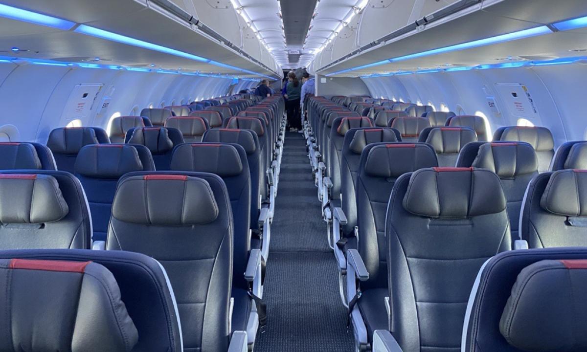 Šiurpą kelianti tiesa: kodėl lėktuve prieš pakilimą užgesinama šviesa? 