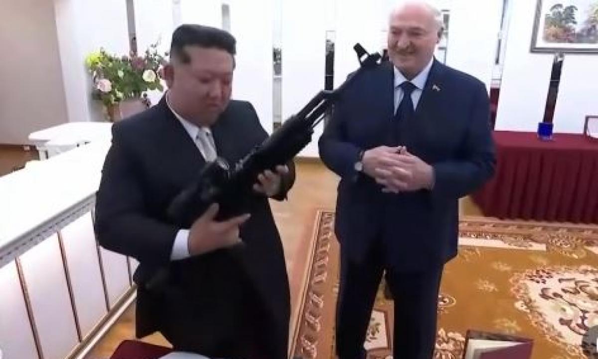 Ruošiasi blogiausiam? Lukašenka Kim Jong Unui įteikė mirtiną dovaną „priešams atbaidyti“ (Video)