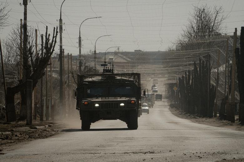 Ukrainos ginkluotųjų pajėgų karinis visureigis Iziume, Charkovo srityje.