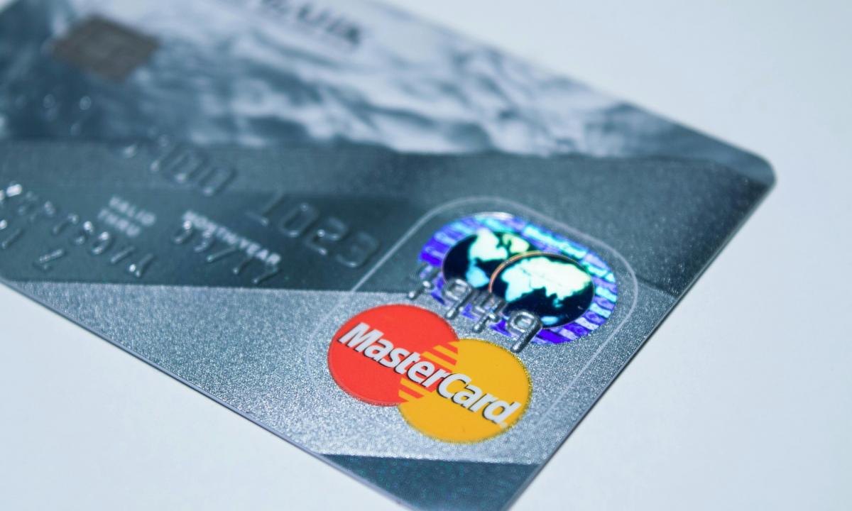 Grynųjų pabaiga? „Visa“ ir „Mastercard“ ruošia kainų šoką 