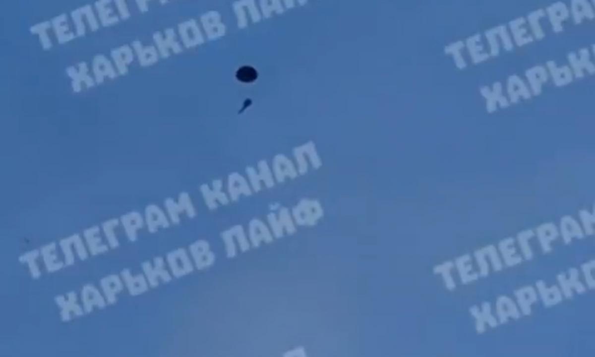 „Kokia čia nesąmonė skrenda?“ Virš Charkivo pakibo keistas daiktas (Video)