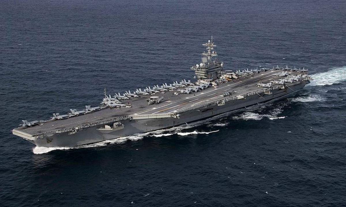 SKUBU: Iranas smogia USS „Abraham Lincoln“! Įtampa auga