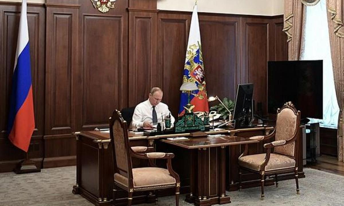 Geležinė uždanga kyla virš vandenynų: konteinerių milžinas atiduoda raktus Maskvai