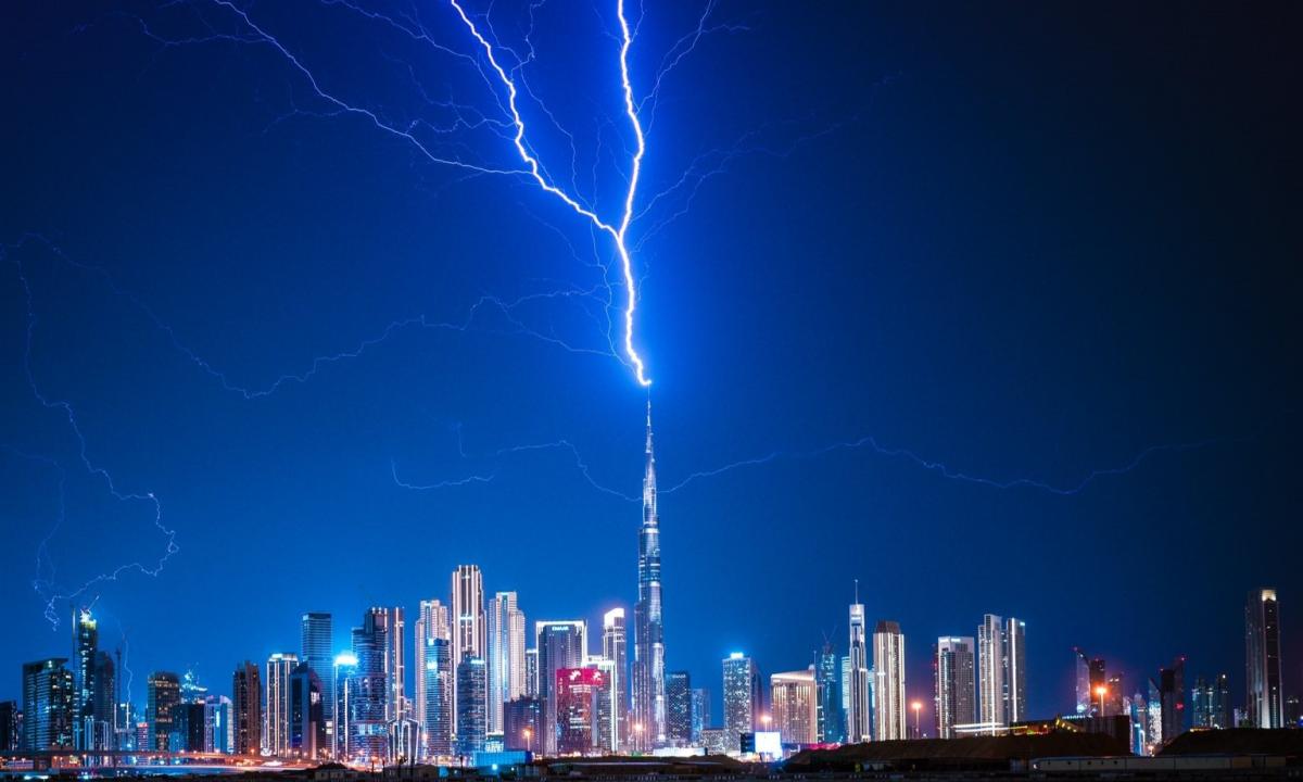 Žaibas trenkė į aukščiausią pasaulio pastatą. Įspūdingi kadrai (FOTO, VIDEO)