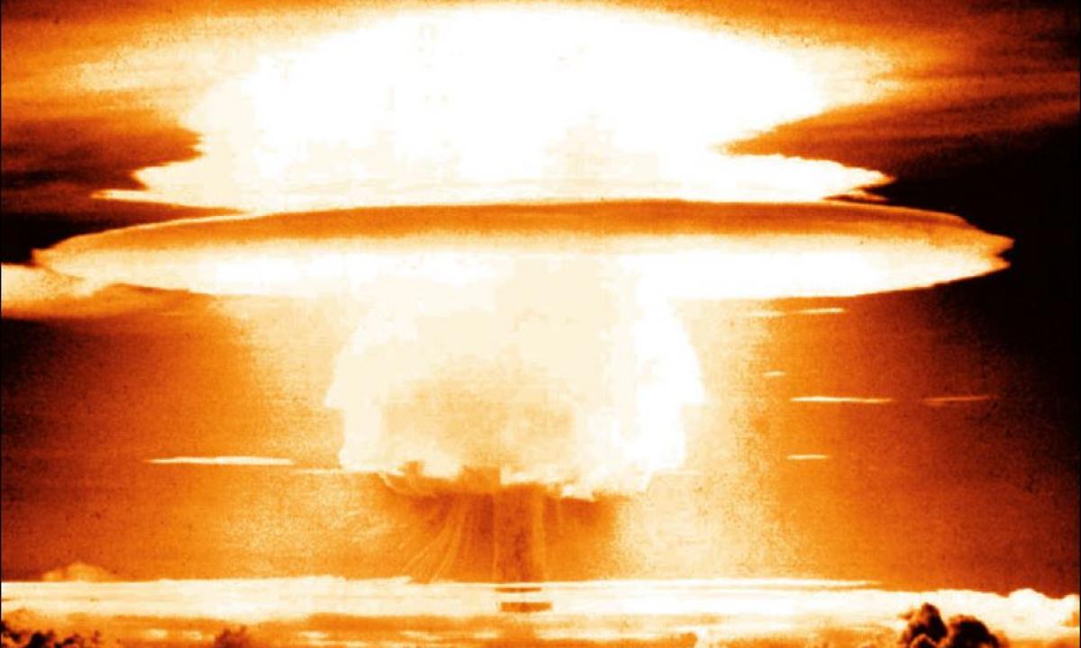 Kas nutiktų, jei JAV smogtų Iranui branduoliniu ginklu? „Saulės galia“ virstų ledynmečiu ir „Vargų rytais“