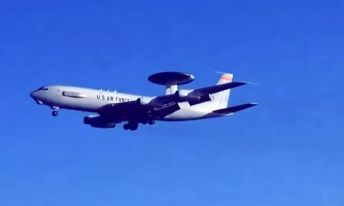 ŠOKIRUOJANTYS VAIZDAI: Perlūžo per pusę – raketų smūgis sunaikino 300 mln. dolerių vertės JAV „AWACS“ (Video)