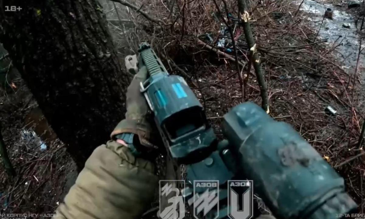 „Mes pasiduodame, mes beginkliai!“: „Azovo“ vyrai šturmavo rusų slėptuvę (Video)