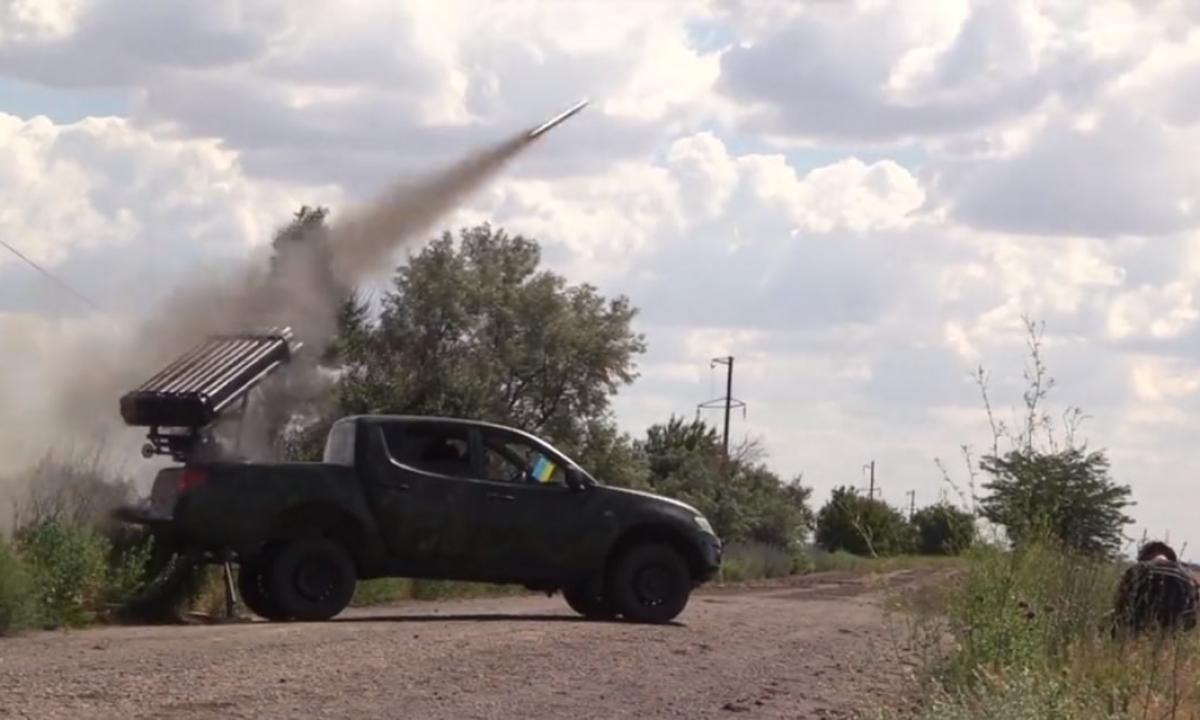 Rusijos, poros išgalvotų valstybių ir Japonijos vėliavos – kas vyksta parlamente Tokijuje?