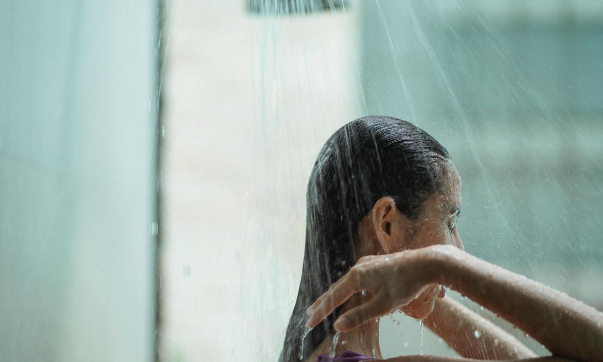 Milijonai žmonių tai daro duše. Gydytoja pataria kuo greičiau liautis