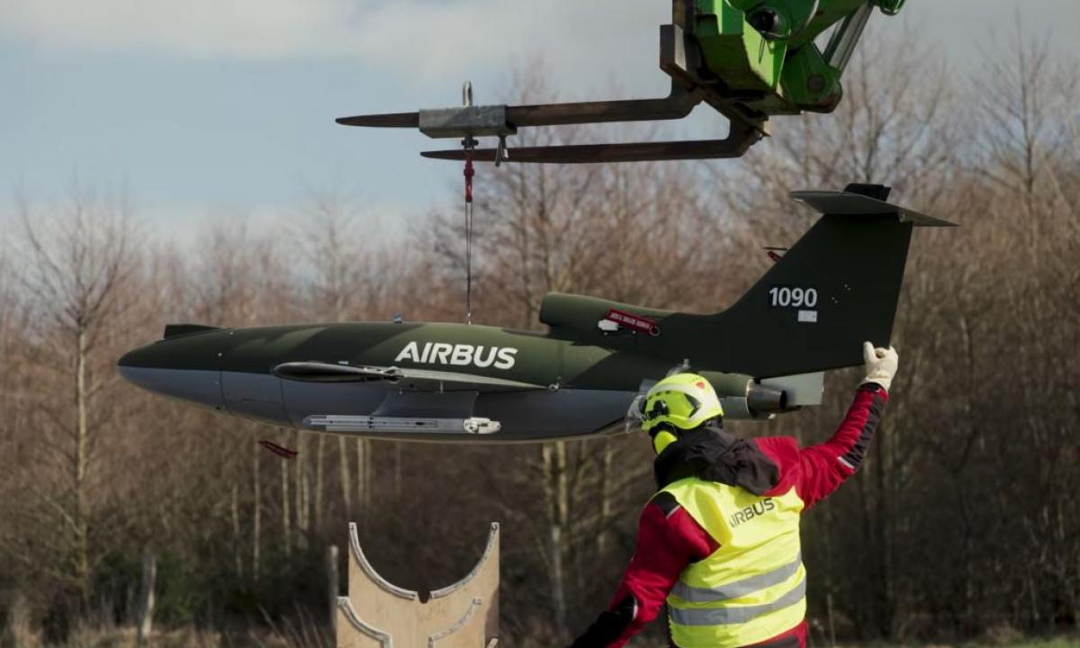 Pasaulis nuščiuvo: „Airbus“ į orą pakėlė „Plėšrųjį paukštį“ – danguje prasideda tikros dronų skerdynės (Video)