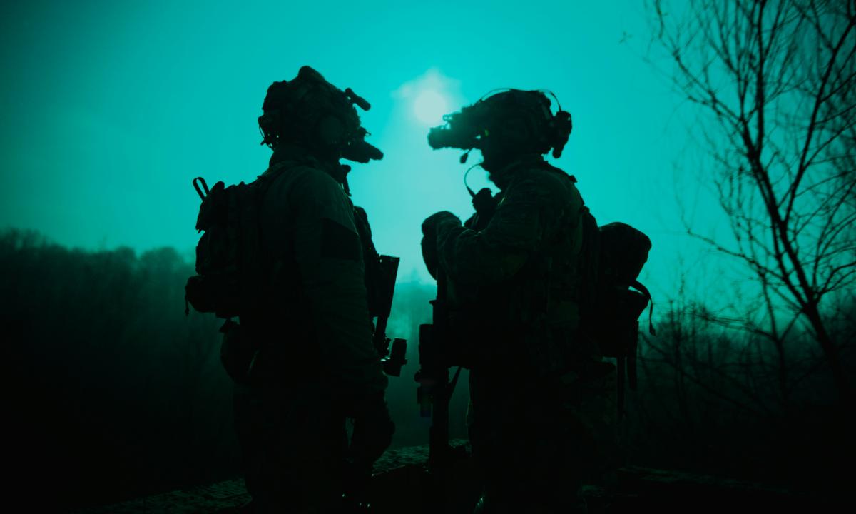 Beldimas į duris naktį. Krepšys ant peties. Tūkstančiai vyrų masiškai išvežti į niekur. Jo žaidimai tapo košmaru