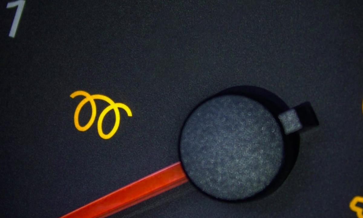 Vairuotojai nekreipia dėmesio į spiralinę įspėjamąją lemputę. Tai klaida, sugadinanti variklį