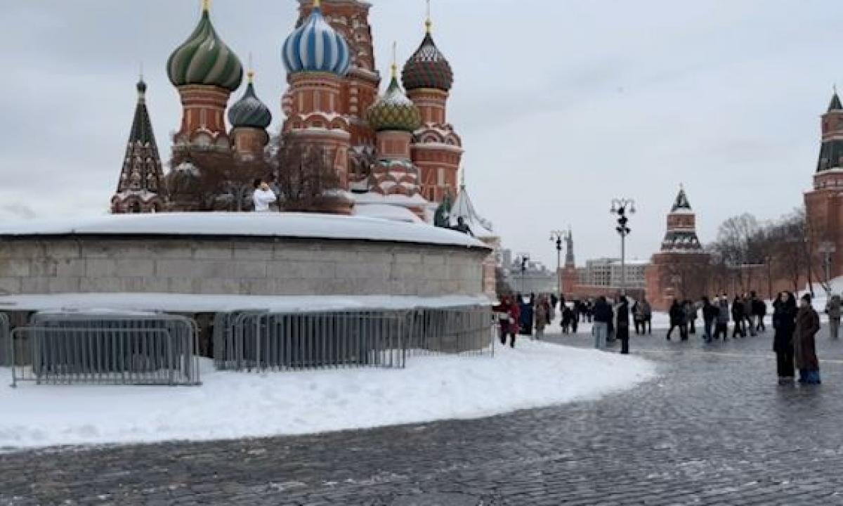 „Putinai, išeik!“ Rusijos menininkas stojo į dvikovą su Putinu tiesiai po FSB nosimi (Video)