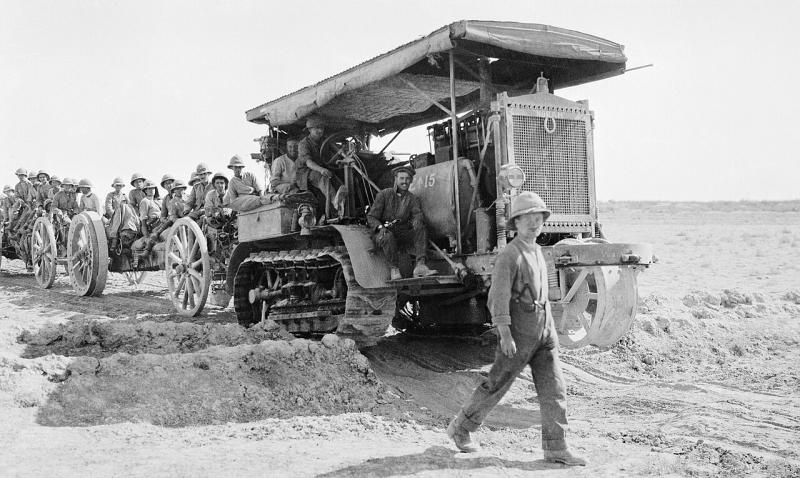 Traktorius Holt 75 Pirmojo pasaulinio karo metu Mesopotamijoje (dabar Irakas)