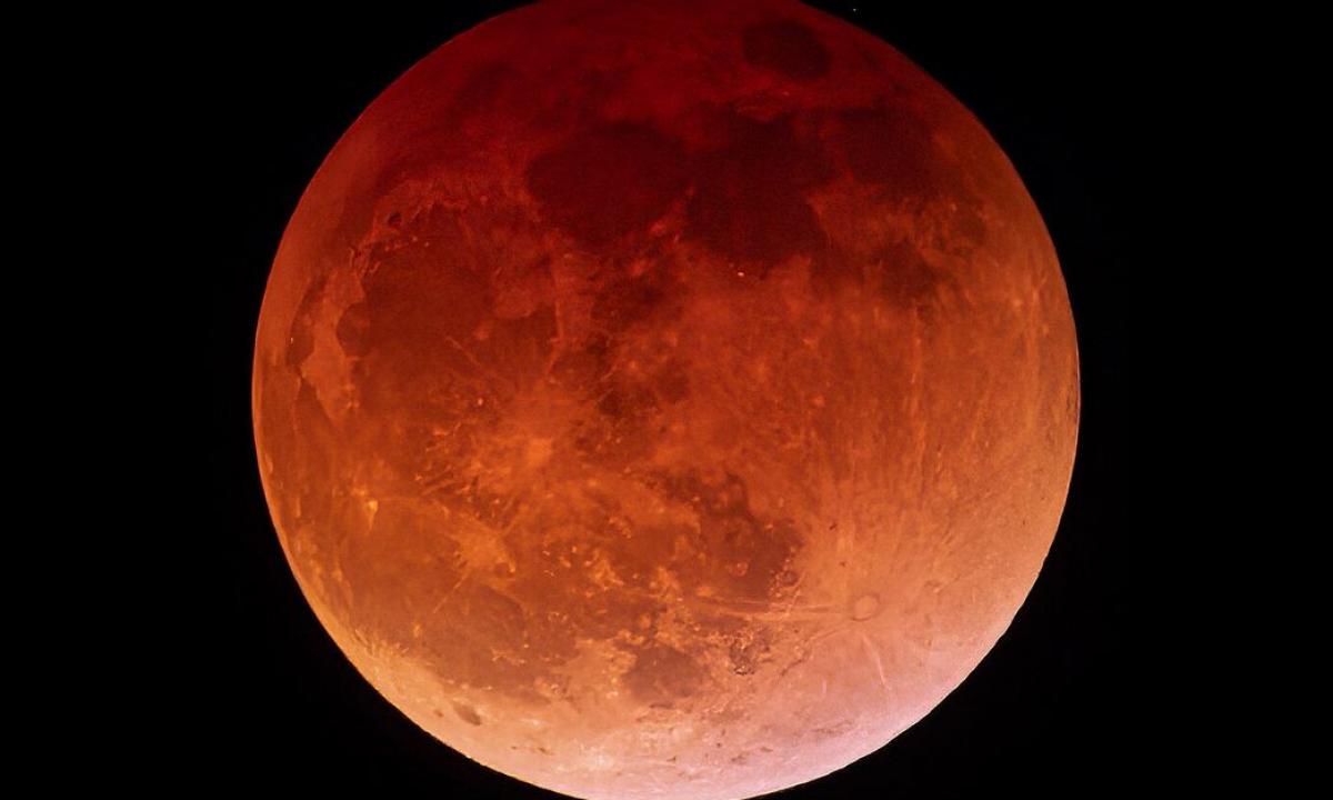 Istorinis lūžis: po 54 metų pertraukos NASA žmonės vėl skrieja į Mėnulį. Grįžimas be variklių pagalbos? (Video)