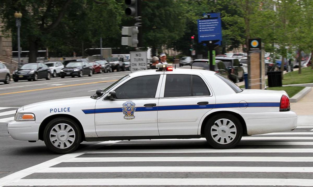 Kodėl policininkas paliečia tikrinamo automobilio bagažinę? Jis tai daro konkrečiam tikslui