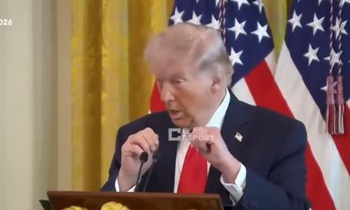 Skandalas Baltuosiuose rūmuose: Macrono šeimyninė drama – smūgis į žandikaulį ir pažeminimas prieš kameras (Video)