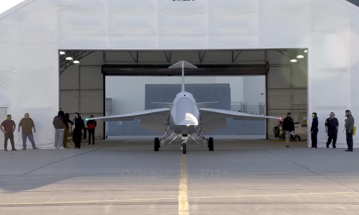 Jie sukūrė lėktuvą be langų: mįslinga „dangaus adata“ vėl skrodžia debesis