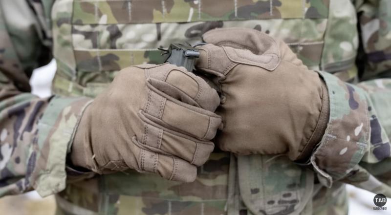 Kareivis laiko granatą