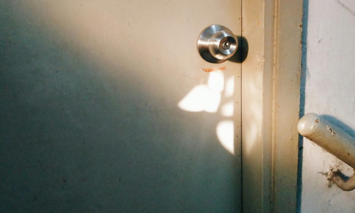 Jie beldžiasi į duris ir skaičiuoja šeimą. Prasidėjo masiniai patikrinimai, galite prarasti savo turtą 