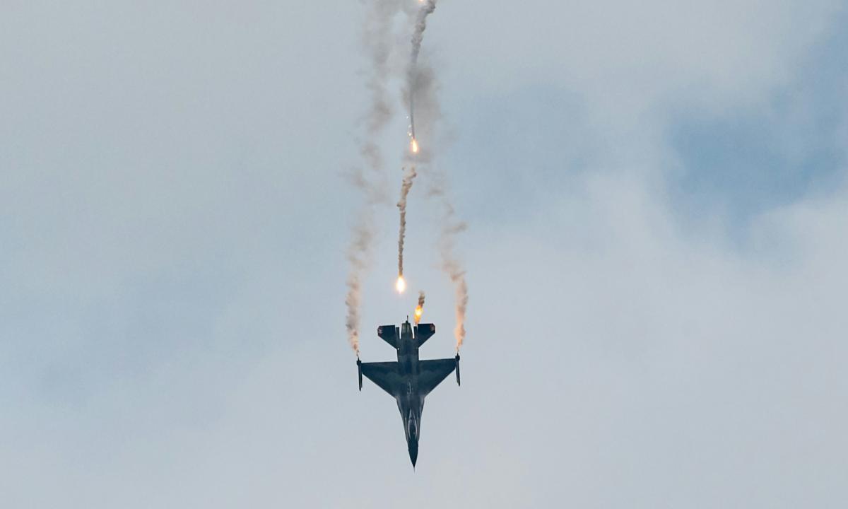 Vienas prieš visą armiją: 12 km priešų panosėje. Pasaulis ūžia