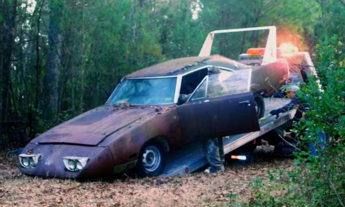 Automobilių kapinėse rastas šimtus tūkstančių vertas galingas automobilis (Video)