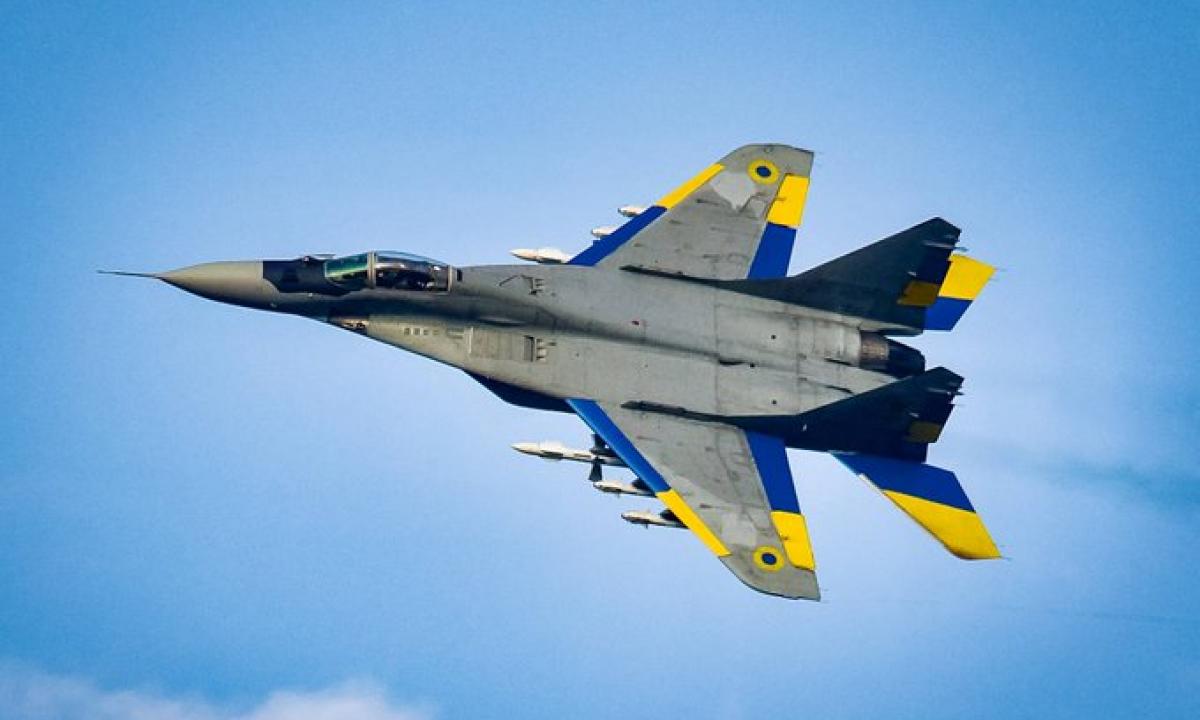 Lenkų naikintuvas išskrido į karą. Jis atakuoja rusiškomis raketomis (Foto)