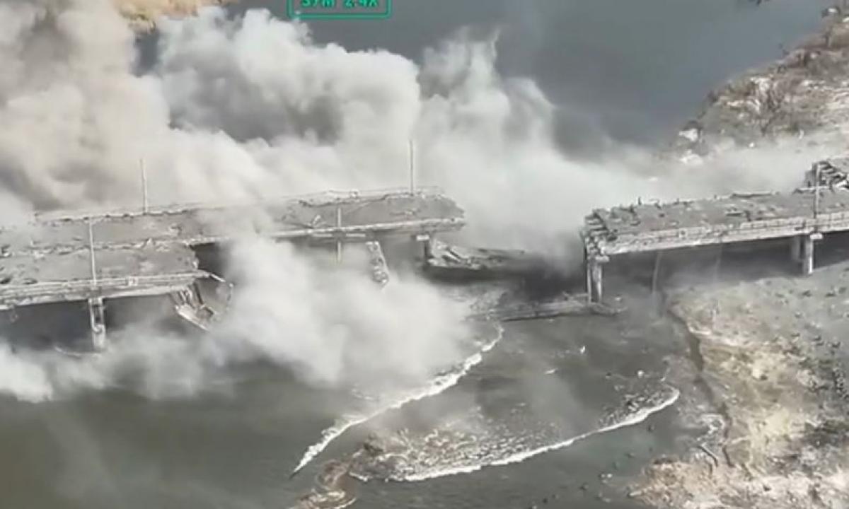 Tyli operacija „Malloy“: tiltas išlaksto gabalais (Video)