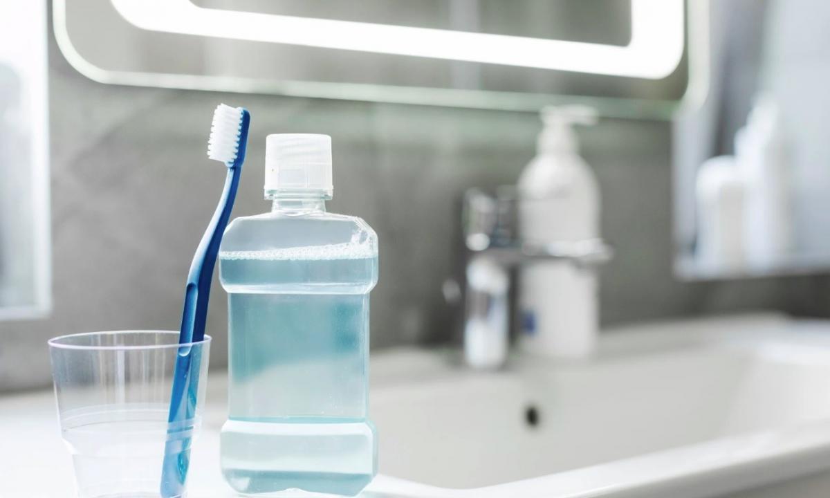 Naudojate burnos skalavimo skystį? „Geriau būkite atsargūs“