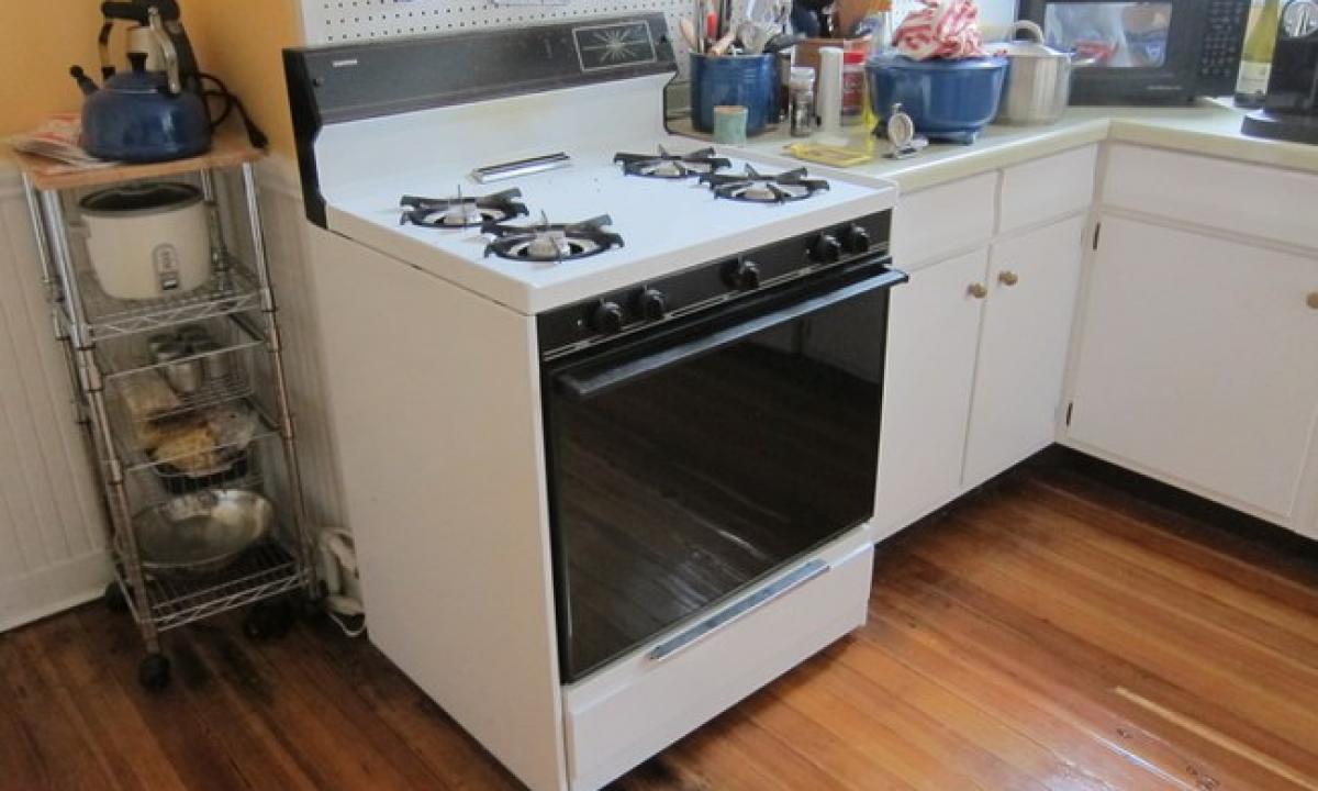 Paslėpto stalčiaus funkcija po orkaite. „Jis – ne kepimo skardoms laikyti“