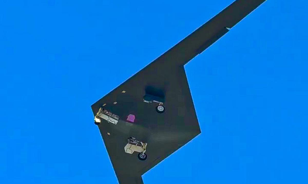 Panašus į B-21: virš Europos pastebėtas „nematomas sparnas“ (VIDEO)