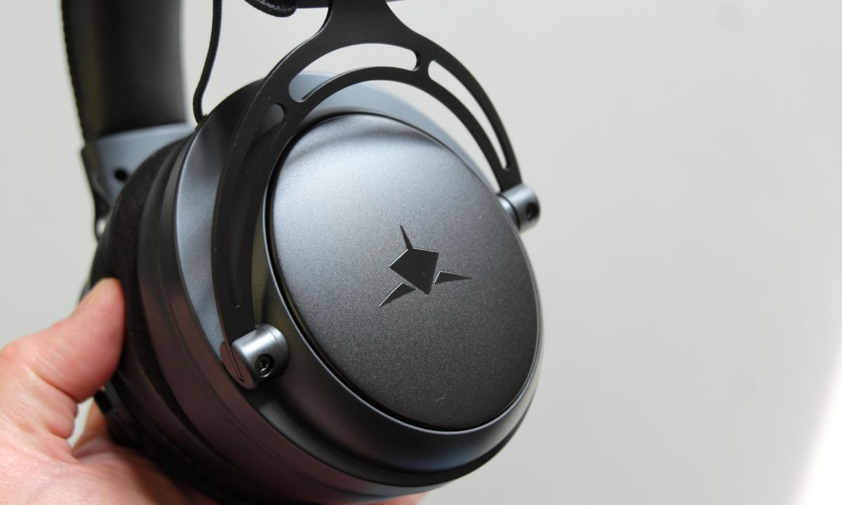 Lengvos, universalios, su nusegamu mikrofonu, trys prijungimo būdai – geriausias kompiuterio ausinių pasiūlymas savo kainų kategorijoje? („White Shark Gorilla Pro" APŽVALGA)