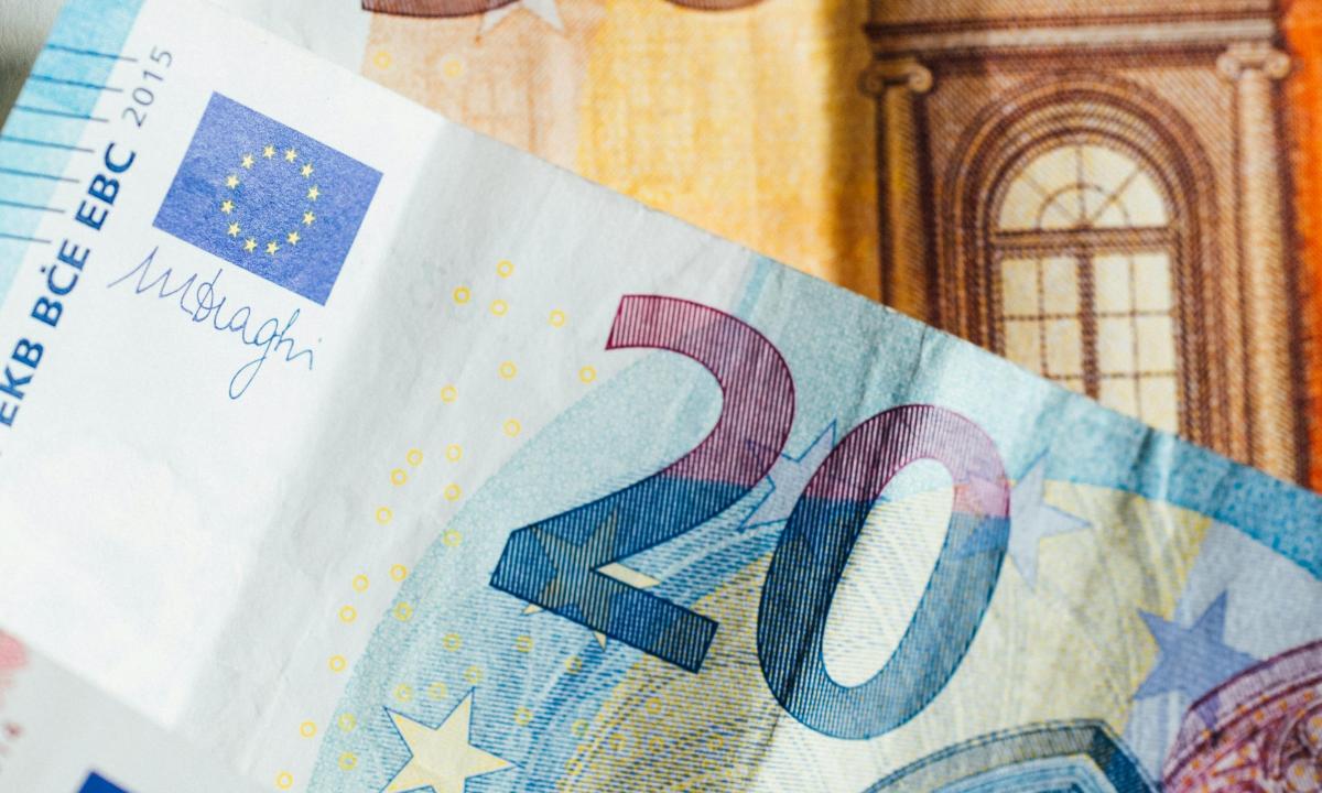 Galingiausia regiono valstybė liepia kaupti grynuosius. Ką ji žino? (Video)