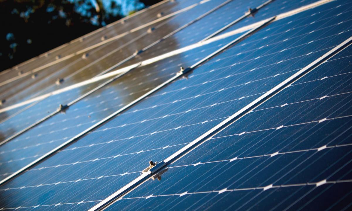 Ne dekoracijai: kodėl reikalingos tos baltos linijos ant saulės baterijų?