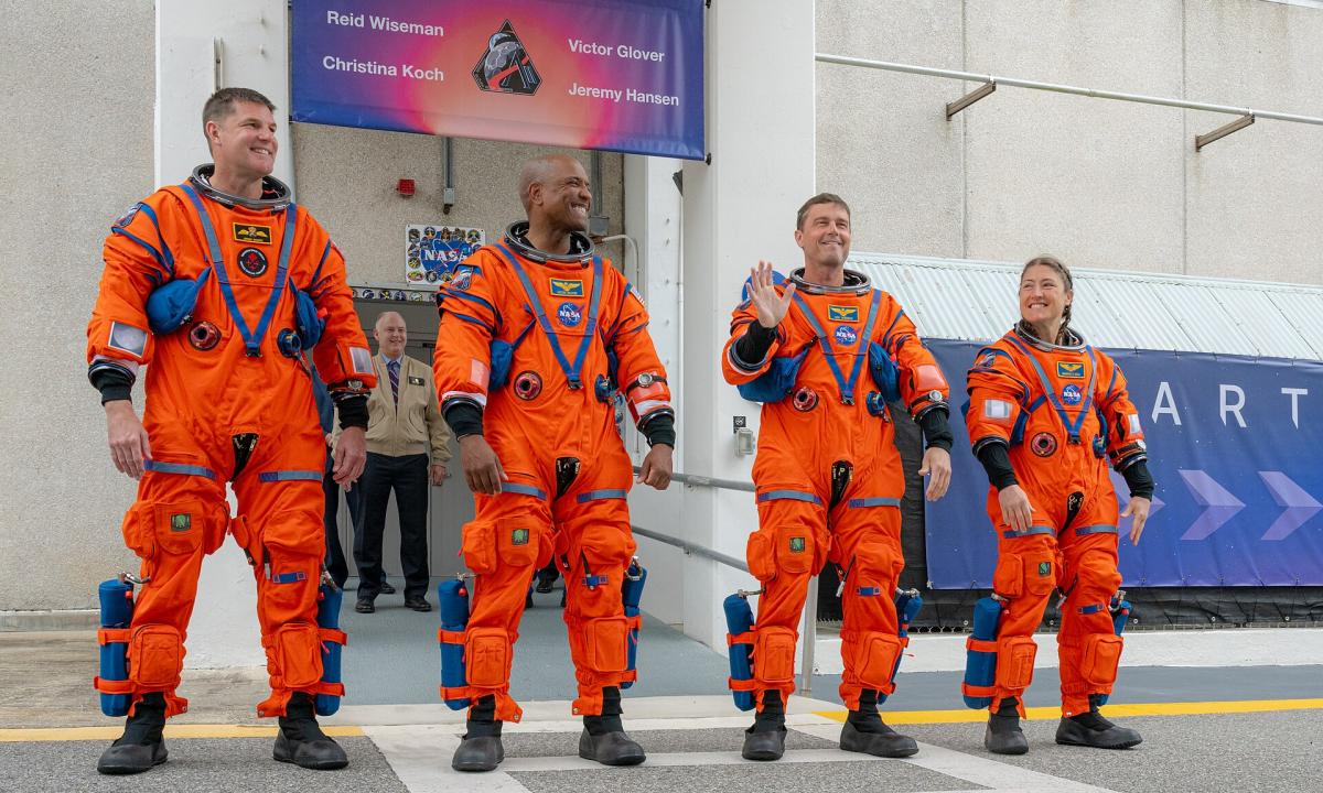 „Artemis 2“ astronautai vilki oranžinius kostiumus: Mėnulyje jie buvo balti, kodėl? (VIDEO)