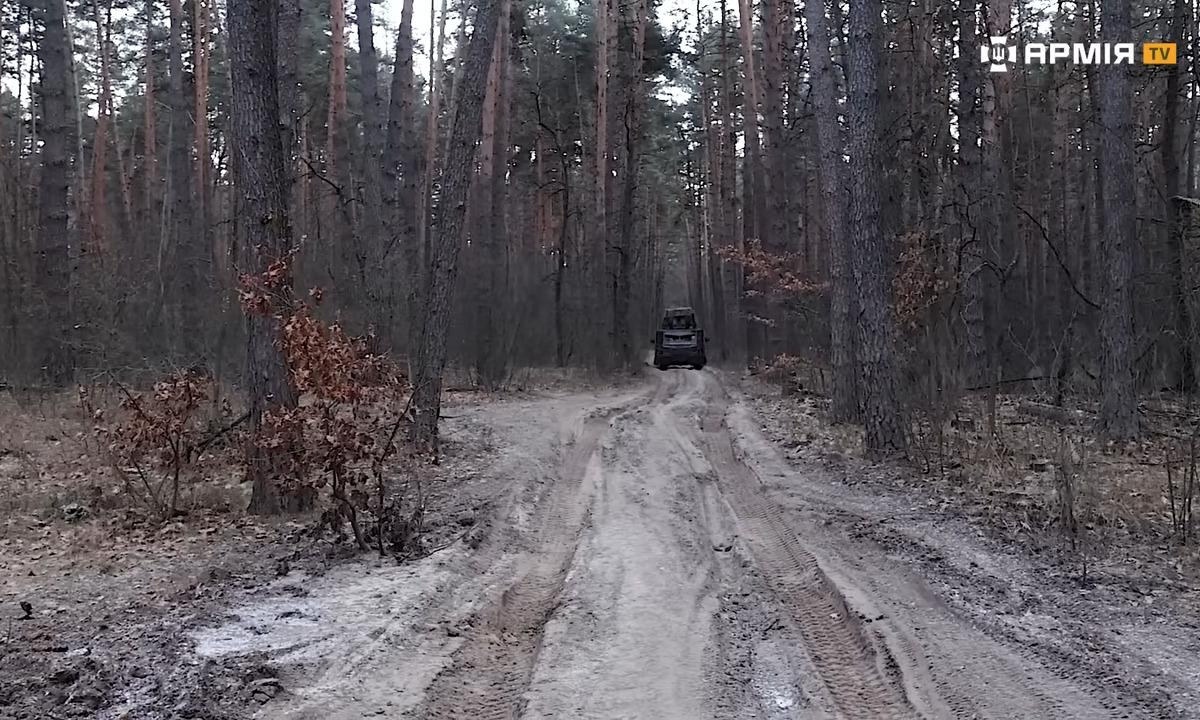 „Čiaupai“ atsukti iki galo: 108 kariai be uniformų šturmuoja miškuose