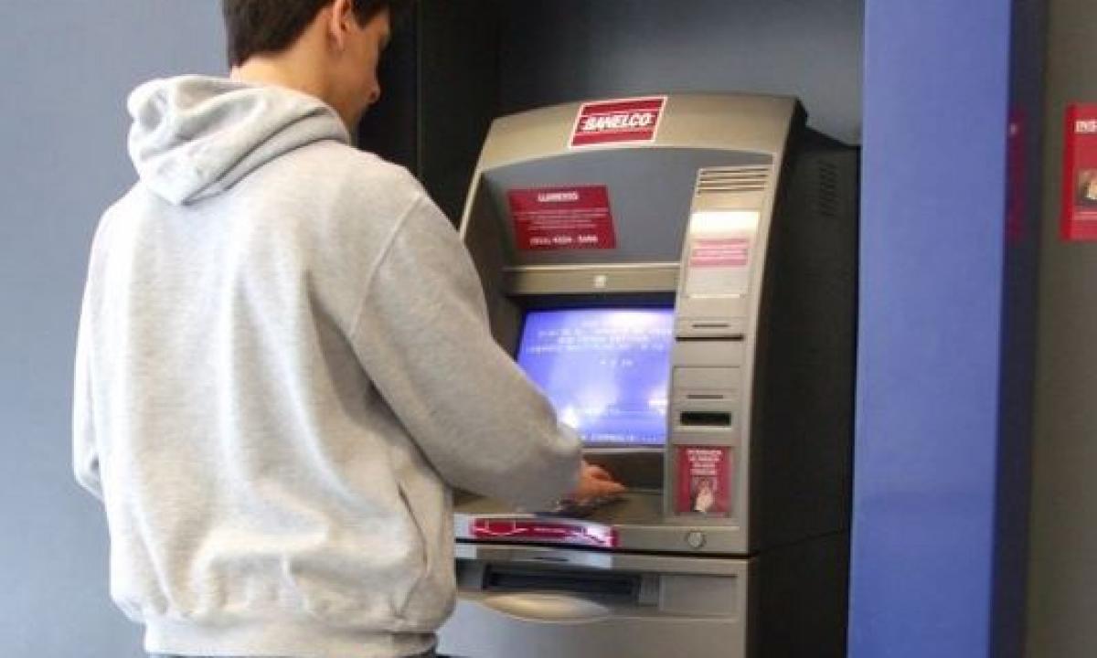 Ekspertai įspėja: kodėl grynųjų iš bankomato nevalia imti po 22 valandos?