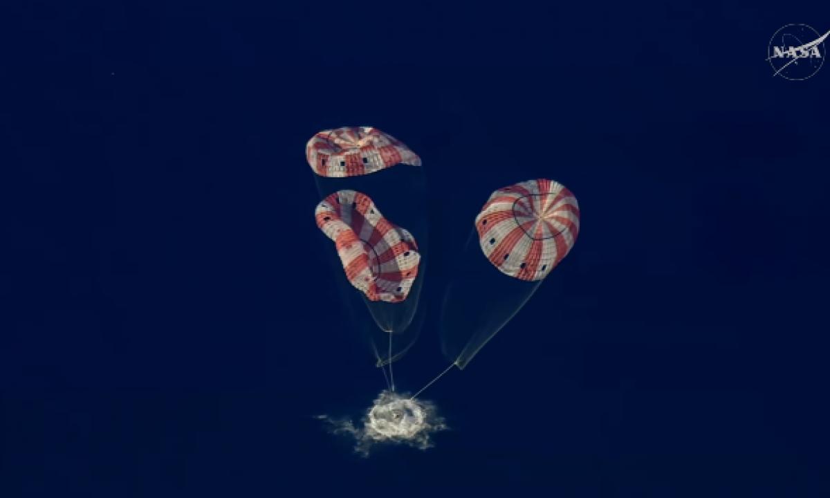 Pavyko. „Artemis II“ misijos įgula saugiai grįžo į Žemę! (VIDEO)