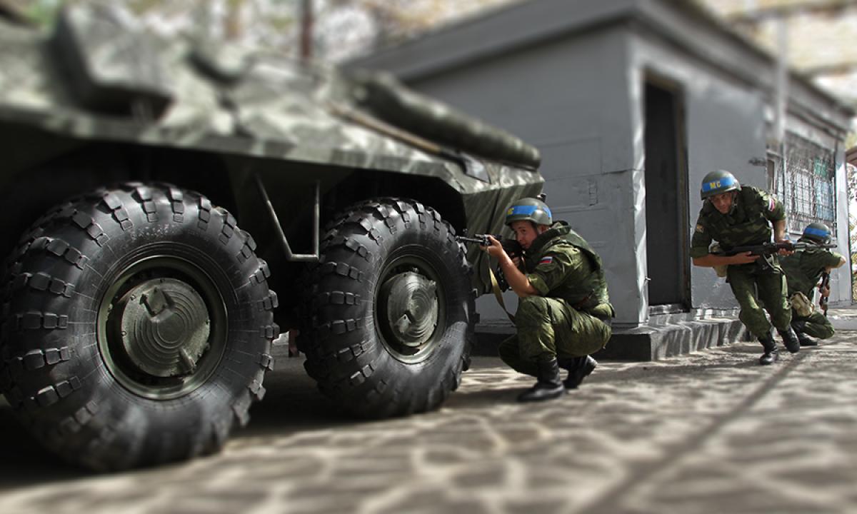 Viskas, paskutinis dūris suduotas. Senas rusų darinys toliau byra