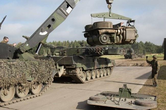 Leopard 2 variklio keitimas