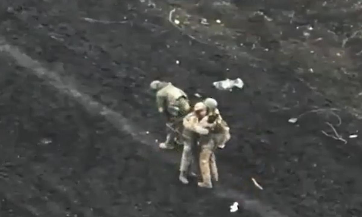 Rusai glėbesčiuojasi ir sveikina vienas kitą. Kas čia vyksta? (Video)