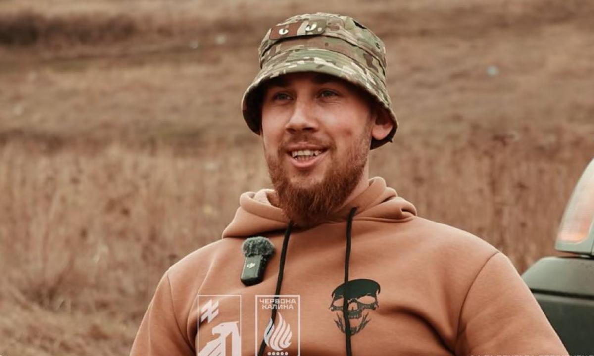 „Praradome aštuonis ratus, bet jis važiavo toliau“: ukrainiečių šarvuotis bėgant iš pragaro yra pranašesnis už tanką (Video)