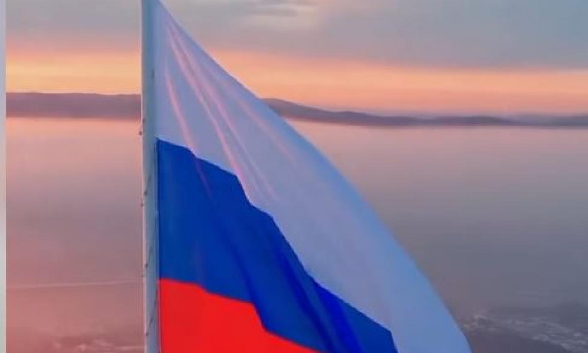 Vėliavos vėl kyla. Rusija grįžta