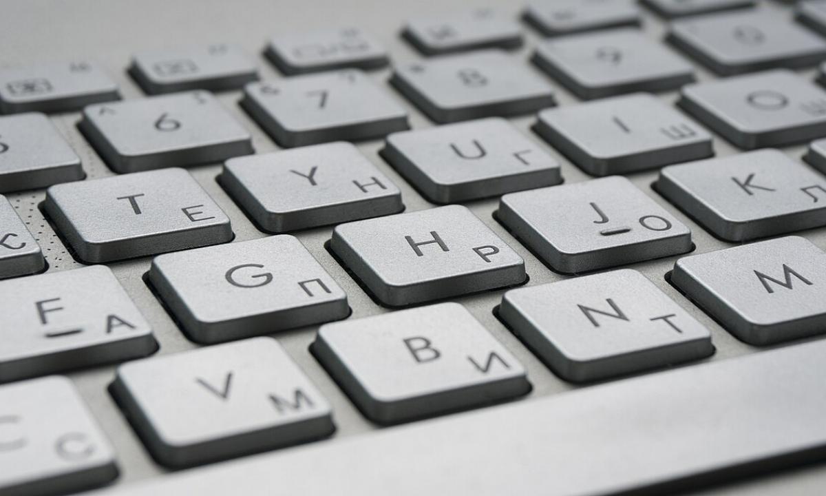 Daugelis gal net nepastebjote. Kodėl ant F ir J klavišų yra mažyčiai išsikišimai?